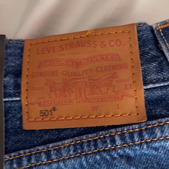 NWT LEVIS MID RISE SHORTS - Picture 5 of 6